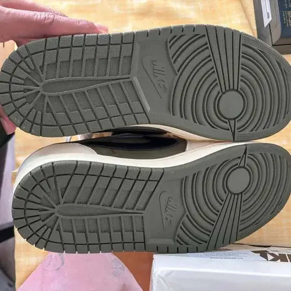 Travis Scott x Air Jordan 1 Low OG 'Olive' - Picture 7 of 10